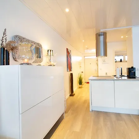 Beach House 21 *
